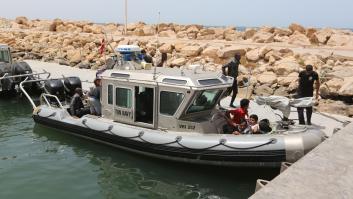 Mueren 43 personas al naufragar una barca frente a la costa de Túnez