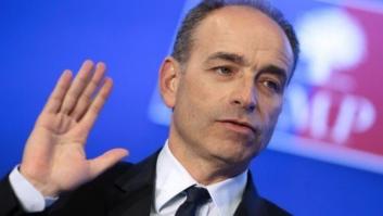 El presidente de la UMP dimite por el escándalo que salpica a Sarkozy
