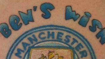 Un aficionado del United se tatúa el escudo del City para ayudar a un niño con leucemia