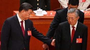 El expresidente chino Hu Jintao, escoltado fuera del Congreso del PCCh en una aparente purga