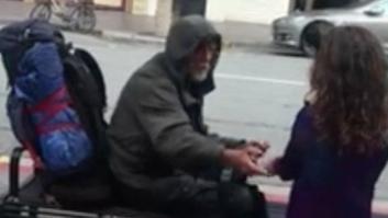 El bonito gesto de una niña con un anciano sin techo que se ha vuelto viral (VÍDEO)