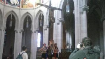 Dos activistas de Femen protestan contra la reforma del aborto en el altar de La Almudena