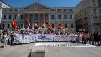 Las víctimas del franquismo piden al Gobierno una condena del golpe de Estado ante las puertas del Congreso