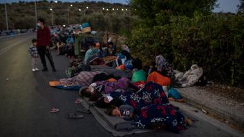 Los refugiados del campo de Moria pasan su tercera noche a la intemperie