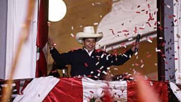 Pedro Castillo jura como presidente de Perú recalcando su objetivo de lograr una nueva Constitución