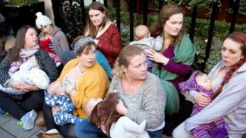 Protesta contra el hotel de Londres que obligó a una madre a taparse para dar de mamar