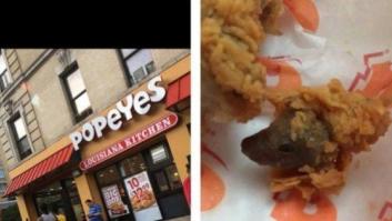 Una mujer encuentra una cabeza de rata en un plato de pollo empanado en un restaurante