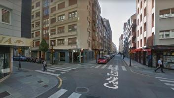 Golpean a un hombre en Gijón al grito de "facha" por llevar una bandera de España