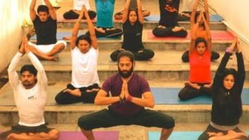 11 posturas de yoga que puedes hacer en el trabajo sin que parezcas un loco
