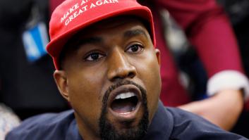 Kanye West orina sobre un Grammy para protestar contra las discográficas