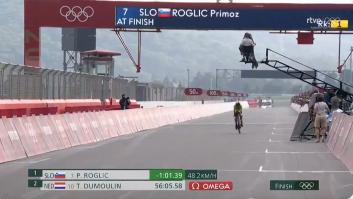 En la imagen se puede ver por qué se está hablando del oro en ciclismo: mira bien el asfalto