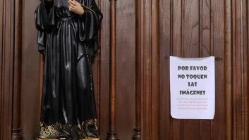 Es imposible que este cartel en una iglesia de Vigo pase desapercibido: ojo al mensaje en rojo