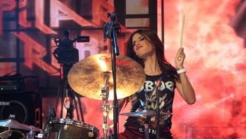 Pilar Rubio cumple su sueño y toca la batería con Obús