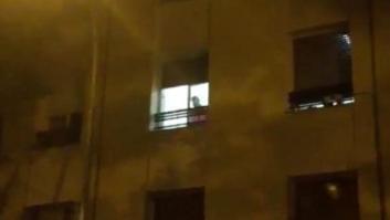 Vecinos de Ferraz abren las ventanas de su casa y ponen el himno del PP a todo volumen
