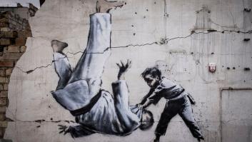 Banksy plasma una de sus obras sobre un edificio en ruinas de Ucrania