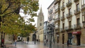 Hallan a tres niños desnutridos y abandonados en una vivienda en Oviedo