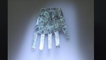 Hallada en Navarra una mano de bronce con el texto más antiguo en vasco
