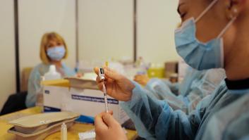 Europa desoye a la OMS y la tercera dosis de la vacuna contra el coronavirus se abre paso