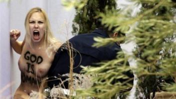 Femen en el Vaticano: una activista se cuela en un belén en la plaza de San Pedro y coge al niño Jesús