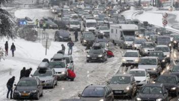 Miles de vehículos, atrapados en los Alpes franceses por la nieve y el hielo