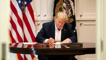 Firmando un folio en blanco: Las fotos de la Casa Blanca para demostrar que Trump está 