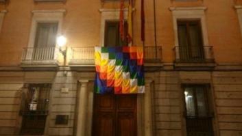 El Ayuntamiento de Madrid cuelga una bandera indígena para celebrar el 12 de octubre