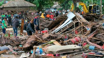 Los muertos por el tsunami de Indonesia ya superan los 400