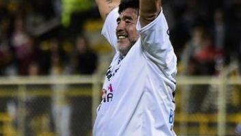 Maradona vuelve a jugar... y acaba agrediendo a un periodista (VÍDEO)