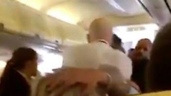 Un pasajero intenta arrancarle la nariz a otro de un mordisco en una pelea en un avión