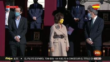 Iglesias viste una mascarilla de una marca abiertamente republicana en el acto del 12 de octubre