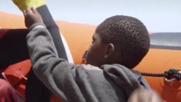 La conmovedora imagen de un niño refugiado ofreciendo un chicle a su rescatador