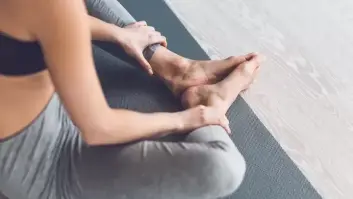 Cómo disfrutar del yoga si tienes menos flexibilidad que un Playmobil