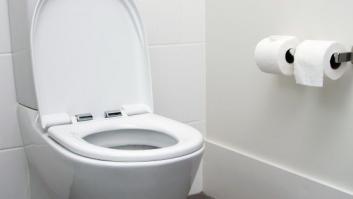 Si eres de los que pone papel higiénico en la taza del váter de los baños públicos, esto te interesa