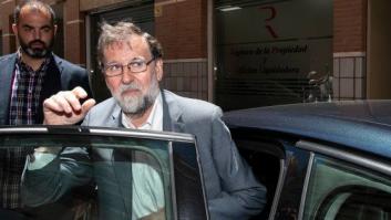 Unos jóvenes de despedida de soltero logran que Rajoy se tome un whisky con ellos