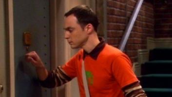 La razón por la que Sheldon toca la puerta tres veces antes de entrar
