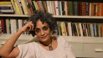 'Nuestro corazón herido y cautivo': Arundhati Roy escribe sobre India y Cachemira