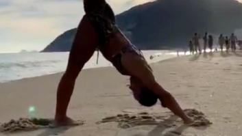 La ilusión óptica sexual de esta mujer haciendo yoga que está dando la vuelta al mundo