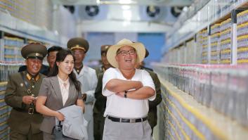 Kim Jong Un visita una fábrica y es la viva imagen de la felicidad