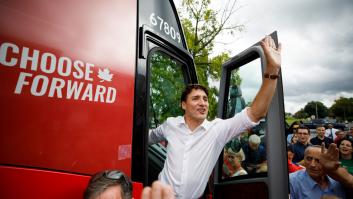 Justin Trudeau, atacado con piedras tras un acto de campaña por un grupo de antivacunas