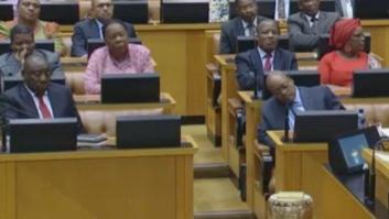 El presidente de Sudáfrica se duerme durante el discurso de uno de sus ministros
