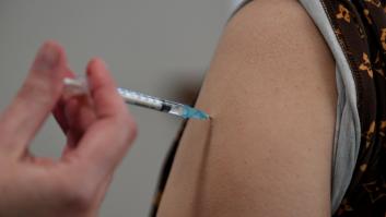 Vacunan por error a 18 personas con la segunda dosis de AstraZeneca en Badalona