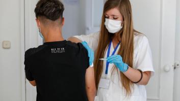 Sanidad estudia poner la dosis de refuerzo junto a la vacuna de la gripe si fuese necesario