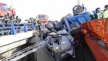Rescatado un camionero que quedó atrapado colgando de un puente en Madrid
