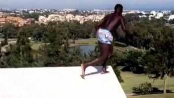 Un delantero del Milan encoge el corazón de su afición con este absurdo salto a una piscina