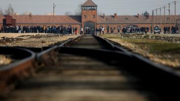 El Memorial de Auschwitz reprende a varios visitantes por hacerse fotos así