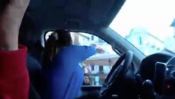 Dos 'youtubers' de Valencia borran por las críticas un vídeo lanzando comida a gente pobre desde un coche