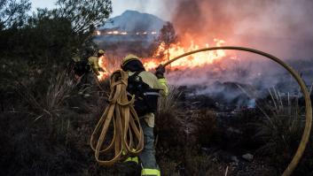 Los vecinos desalojados por un incendio forestal en Sevilleja de la Jara (Toledo) vuelven a casa