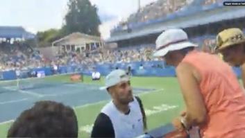 El tenista Kyrgios se acerca a una aficionada y lo que hace es para ver y no creer
