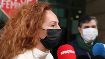 Irene Montero apoya a Rocío Carrasco tras ser recibida con pancartas de 'Stop feminazis' en un juzgado