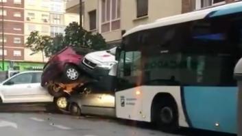 Un autobús arrolla varios coches en Málaga tras desvanecerse el conductor